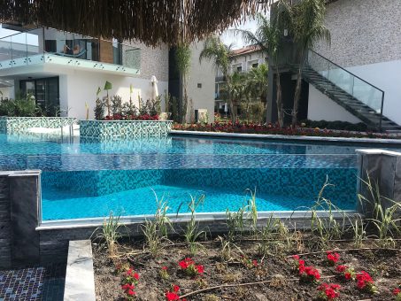 Read More About The Article Tui Sensatori Resort Barut Fethiye Akrilik Cam Havuz Panelleri