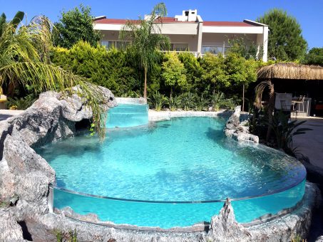 Read More About The Article İzmir Urla Özel Yüzme Havuzu Akrilik Cam Havuz Panelleri